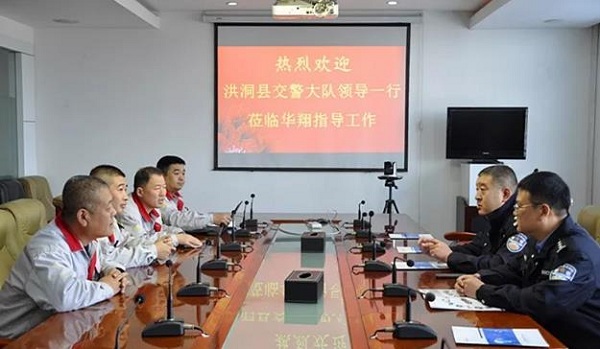 公安交警深刻巅峰国际官网集团调研企业员工安全头盔佩带治理经验