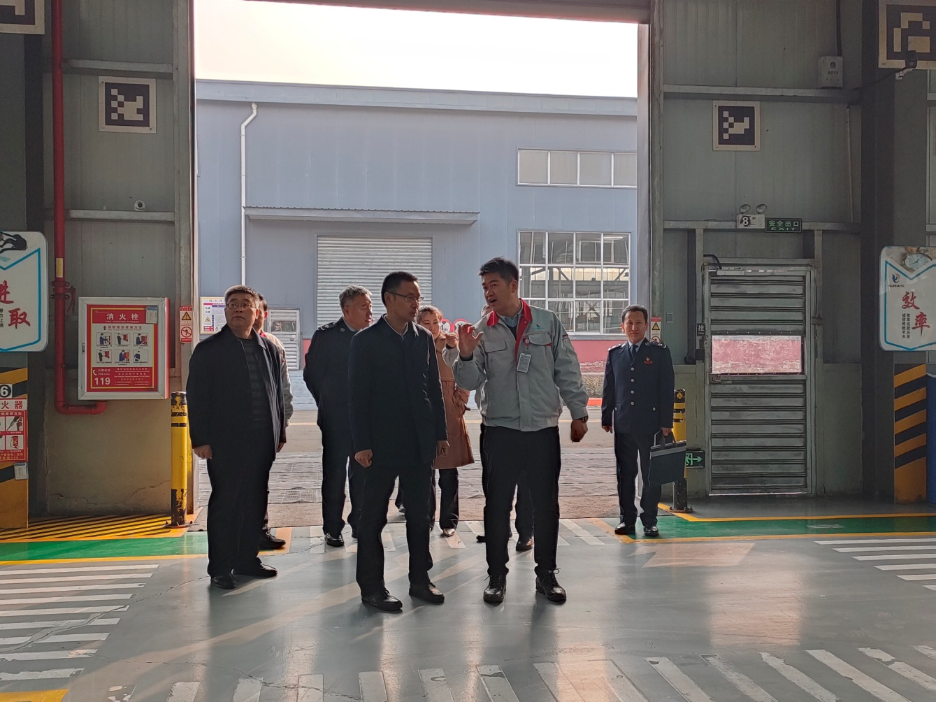 临汾市税务局党委书记、、局长张锁林一行莅临我司调研服务